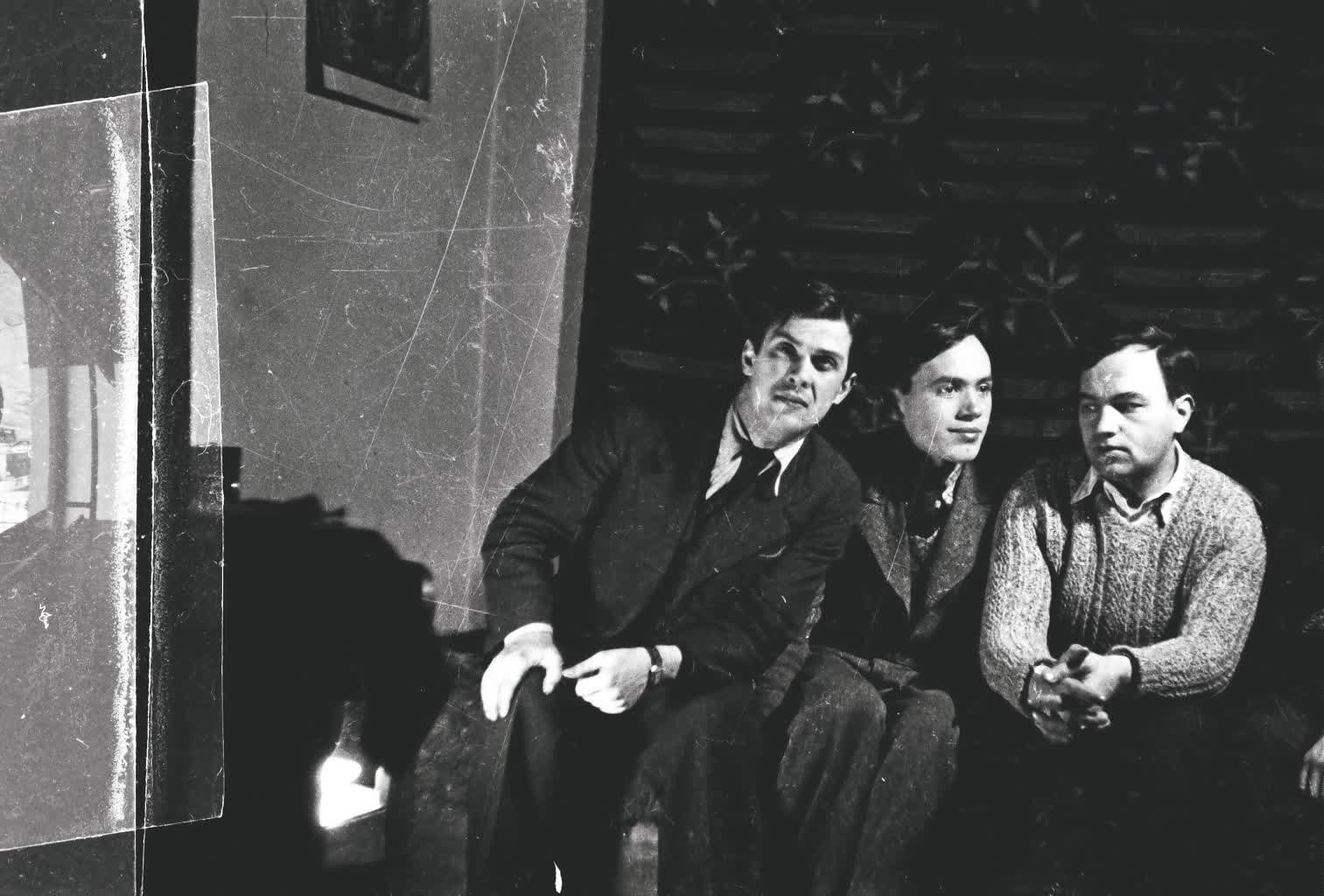 Fotografia z prywatnego archiwum poety wykonana w warszawskim mieszkaniu ok. 1935 roku (na tle huculskiego kilimu siedzą od lewej Józef Łobodowski, Stanisław Piętak i Józef Czechowicz)..jpg